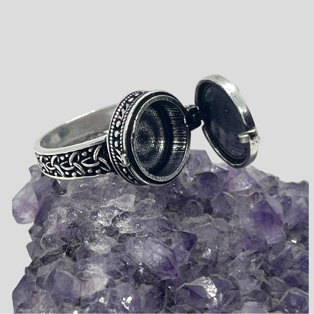 Star Poison Ring - Picture 3 of 5
